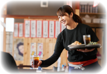 お客様へ料理を運ぶスタッフ
